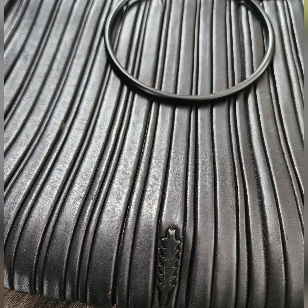 Thacker Elegant Soft Leather Black Crossbody Handbag/purse - Picture 7 of 9